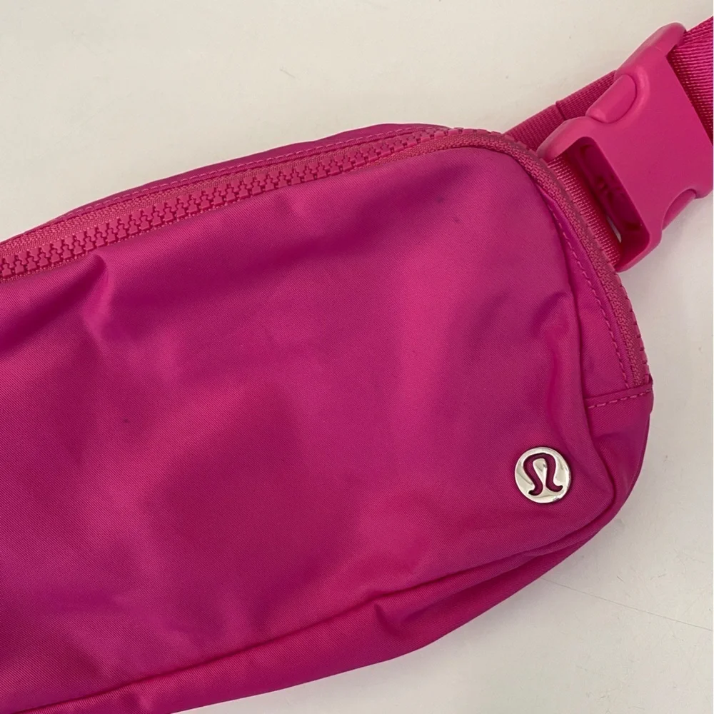 Lululemon || Everywhere Belt Bag 1L Sonic‎ Pink - Picture 4 of 10